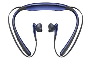 مشخصات کلی نوع هدفون تو گوشی (In-Ear) نوع آکوستیک پشت بسته (Closed-Back) نوع اتصال بی سیم نوع هدفون بی‌سیم Wireless (ارتباط سیمی بین دو گوشی و بی‌سیم با منبع) مشخصات فنی قطر درایور 12 میلی‌متر نویز کنسلینگ فعال یا ANC میکروفون توضیحات میکروفون - میکروفون دوگانه برای حذف نویز - دارای فناوری حذف اکو حذف نویز میکروفون اتصالات و امکانات بلوتوث 4.1 طریقه شارژ از طریق درگاه Micro USB نوع باتری لیتیوم یونی شارژدهی - حداکثر 10 ساعت حالت پخش صدا - حداکثر 11 ساعت حالت مکالمه - حداکثر 500 ساعت حالت آماده‌باش امکانات نرم‌افزاری اپلیکیشن اختصاصی سامسونگ کدک‌ها و پروفایل‌های پشتیبانی شده پشتیبانی از پروفایل‌های A2DP, AVRCP, HFP, HSP کنترل‌کننده‌ی صدا و مکالمه توضیحات کنترل‌کننده کلید پاور، تنظیم حجم صدا، تغییر محتوای در حال پخش و مکالمه نشانگر شارژ سایر - سازگار با دستیار صوتی سامسونگ S Voice - گوشی‌هایی با آهنربای داخلی برای اتصال به یکدیگر در هنگام عدم استفاده مشخصات فیزیکی وزن 113 گرم رنگ آبی، آبی تیره، طلایی، سفید اقلام همراه - کابل Micro USB - 3 سری با اندازه‌های مختلف